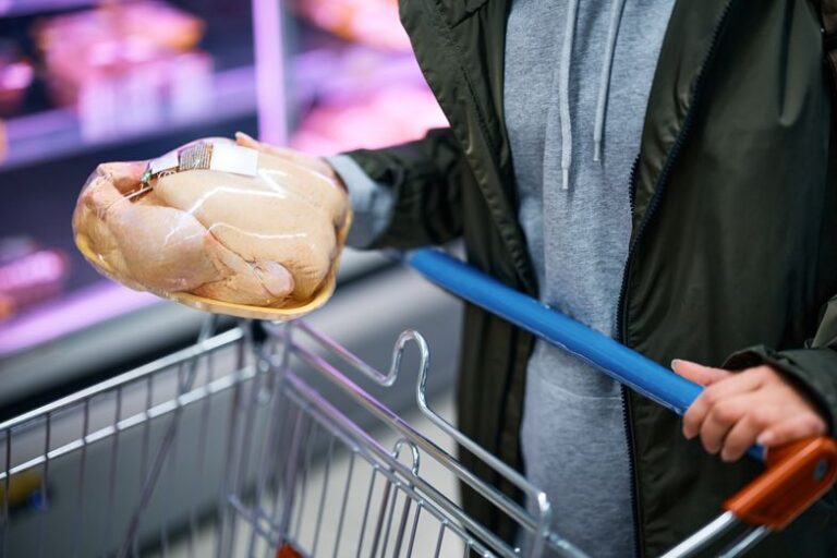 Dyscyplinarka za kurczaka. Sąd stanął po stronie kierowniczki sklepu