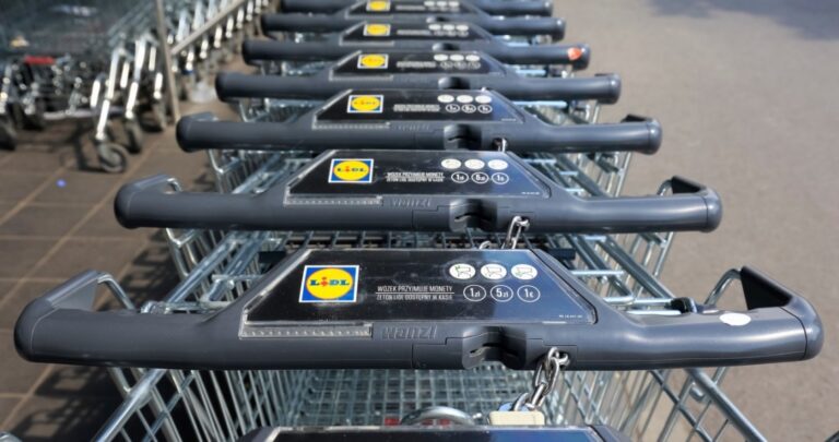 Lidl rozszerza ofertę. Udostępni znane karty i kupony rabatowe