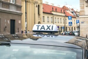 Policja kontroluje szara strefe w taxi na aplikacje co czwarty kierowca bez polskiego prawa jazdy 8393a62.jpg