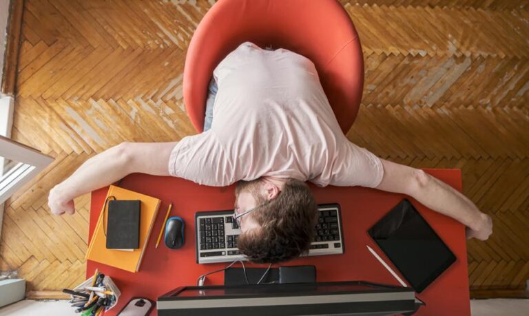 Symulacja pracy na home office. Firmy zaczęły zwalniać pseudopracujących