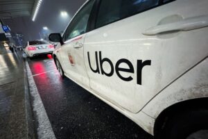 Uber nadal jezdzi bez polskiego prawa jazdy policja ostrzy sobie zeby 737635d.jpg