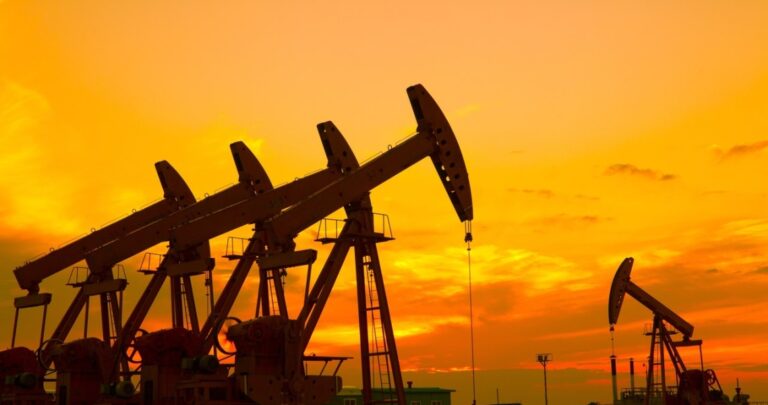 Ceny ropy podbijane przez kolejne ryzyko. Branża sama dokłada do pieca