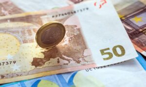 Kurs eurpln moze jeszcze spasc do konca wakacji ekonomisci moacutewia ile 6ca22fa.jpg