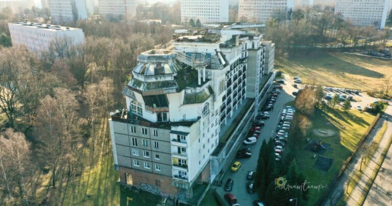 Najbrzydszy budynek w Polsce powoli znika. Mieszkańcy musieli opuścić domy