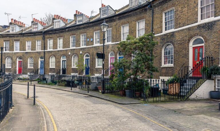 Rosnące ceny nieruchomości i wysokie stopy procentowe w Wielkiej Brytanii pogrążyły setki tysięcy osób w ubóstwie Rosnące ceny nieruchomości i wysokie stopy procentowe w Wielkiej Brytanii pogrążyły setki tysięcy osób w ubóstwie