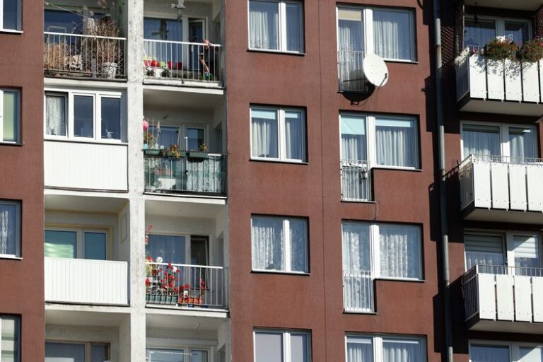 Zainstalował fotowoltaikę na balkonie bloku. Spółdzielnia pozwała go do sądu