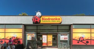 Biedronka rusza z wakacyjna akcja voucher za oddanie plastikowej butelki e054846.jpg