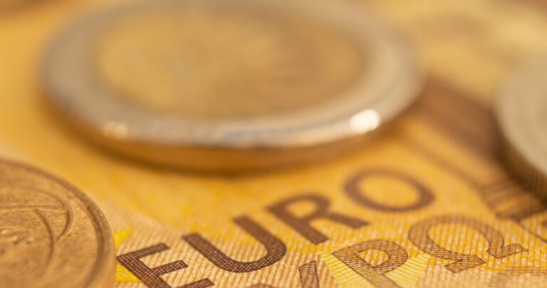 Euro zamiast złotego? Polacy powoli zmieniają zdanie