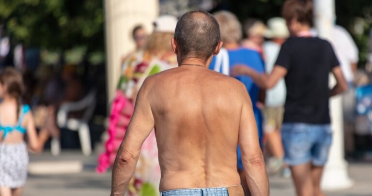 Mandat za chodzenie bez koszulki. Za ochłodę można sporo zapłacić