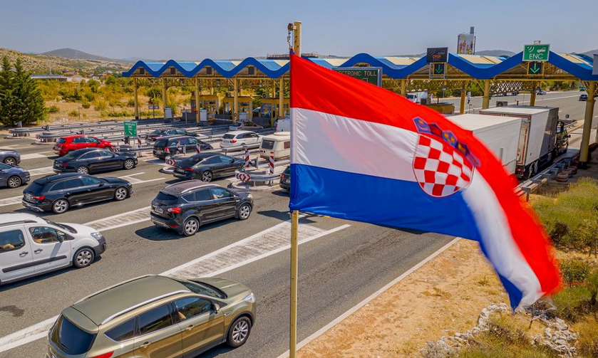 Niebezpieczne Odcienie Turystyki Na Autostradach W Chorwacji Coraz Wiecej Osoacuteb Urzadza Pikniki I Mecze Pilkarskie B7a83a8, NEWSFIN