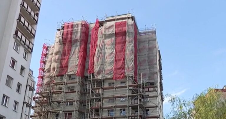 Wokół bloku od dwóch lat stoi rusztowanie. „Gołębie, smród i ubóstwo”