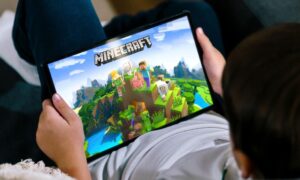 Fortnite i minecraft pod lupa producenci gier manipuluja graczami i zmuszaja do zakupoacutew ke bada sprawe a5309ed.jpg