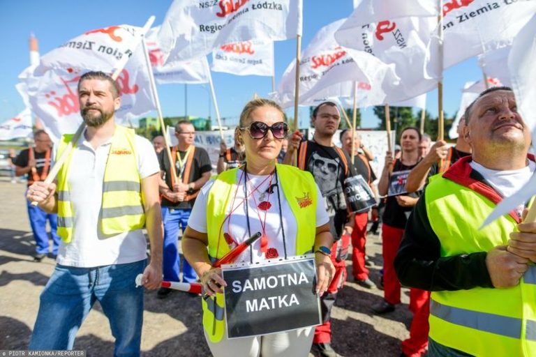 Gigant zwalnia. „W fabryce pracuje ojciec, matka i syn”. Dziś wielki protest