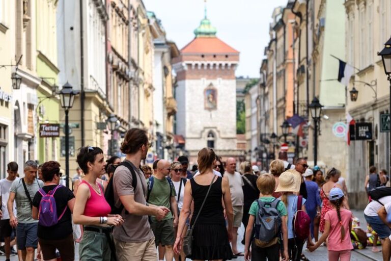 Mediana wynagrodzeń w Polsce niższa od średniej o prawie jedną czwartą. Nowe dane GUS