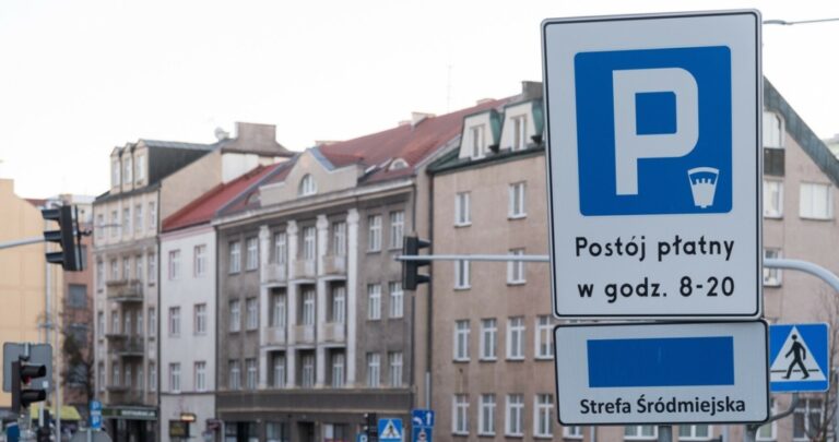 Myślał, że zostawia auto na miejskim parkingu. Potem dostał mandat