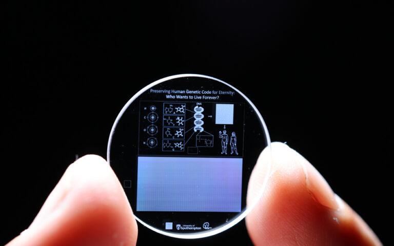 Niezniszczalny „kryształ pamięci”. Naukowcy mają sposób na przetrwanie ludzkości Niezniszczalny „kryształ pamięci”. Naukowcy mają sposób na przetrwanie ludzkości