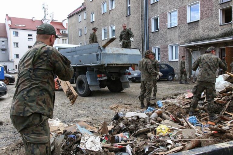 Więcej urlopu na żądanie, by pomóc powodzianom. „Mogą być nadużycia”