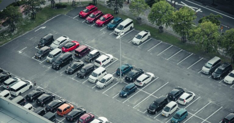 Zostawił auto na prywatnym parkingu. Po powrocie z wakacji dostał mandat