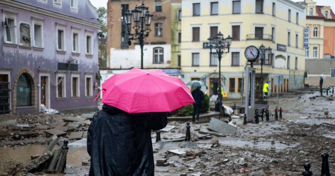 Zus Wyciaga Reke Dla Poszkodowanych W Powodzi Firm Ulgi Dla Przedsiebiorcoacutew B16a02a, NEWSFIN