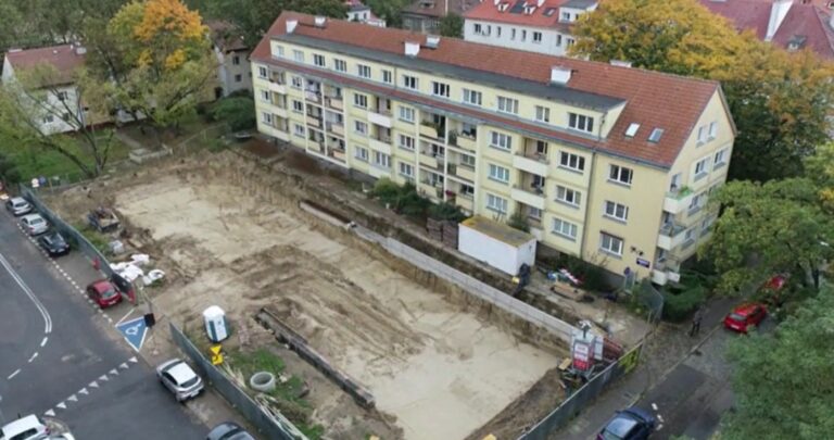 Mieszkańcy bloku protestują. „Wszedł deweloper i wykopał dziurę”