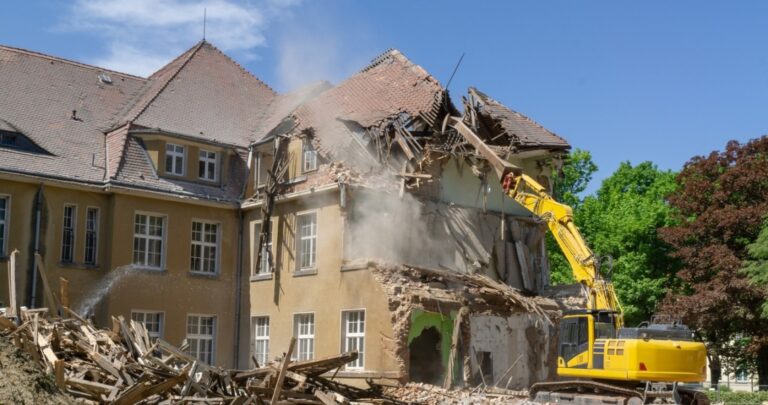 Po zabytkowym dworze zostały tylko fundamenty. Gruz „wywieziony na zwałkę”