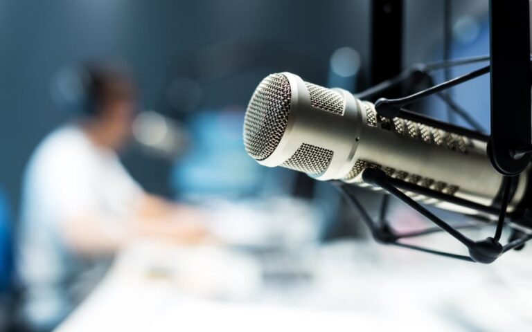 „Polski eksperyment”. Za granicą głośno o OFF Radiu Kraków i botach zamiast dziennikarzy