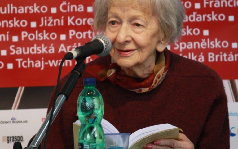 Polskie radio sięga po deepfake? Oburzenie po wywiadzie z botem udającym Wisławę Szymborską