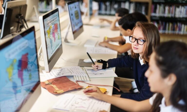 Postęp technologiczny goni szkolnictwo. Weszły w życie przepisy aktualizujące wymagania wobec sprzętu komputerowego w szkołach