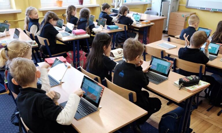 Szkolne komputery do regularnej wymiany. Dzieci pracują nawet na 10-letnim sprzęcie Szkolne komputery do regularnej wymiany. Dzieci pracują nawet na 10-letnim sprzęcie
