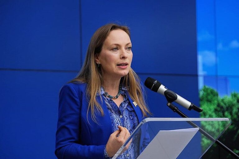 „Czasem wystarczy nie psuć”. Ministra podgrzała dyskusję o cenach mieszkań