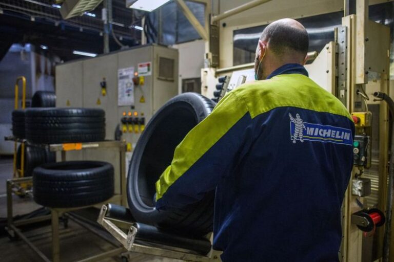 Duże zwolnienia we Francji. Premier reaguje na decyzję Auchan i Michelin