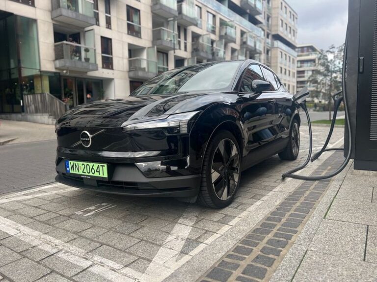 Elektryczne Volvo EX30 to trochę „chińczyk”, trochę Porsche