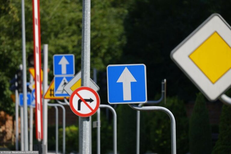 „Inflacja oznakowania”. Kierowcy zaczynają ignorować znaki przy drogach