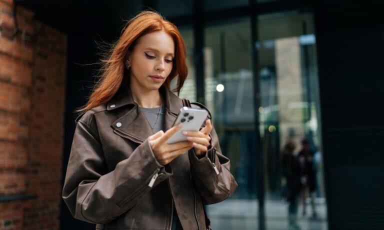Ma być szybko i sprawnie. Większość poszukujących pracy chce aplikować za pomocą telefonu