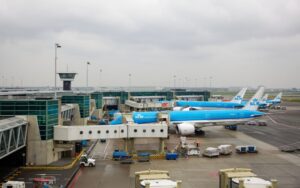 Wielkie inwestycje na lotnisku schiphol w amsterdamie kosztem pasazeroacutew 0527787.jpg