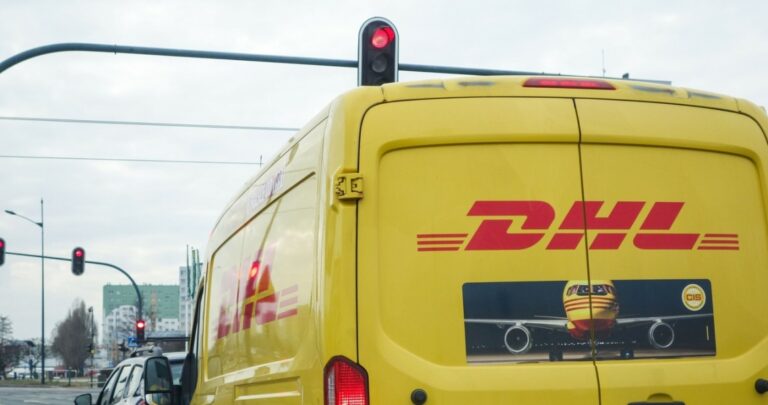 Kurier DHL miał dostarczyć paczkę. Potwierdzenie przyszło, przesyłki brak