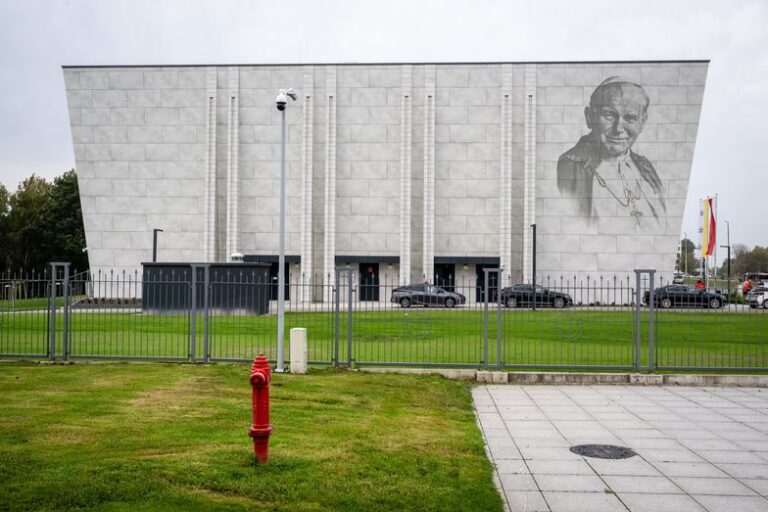Nie dostali zapłaty od muzeum fundacji o. Rydzyka. Poszli do sądu, jest wyrok