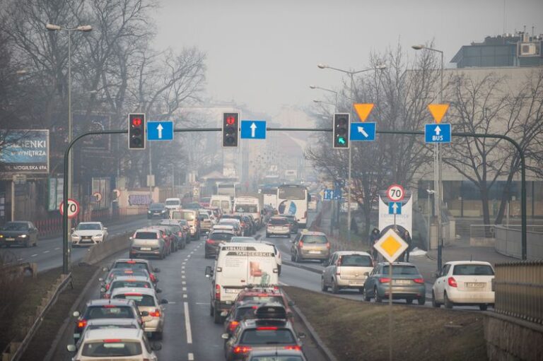 Płatny wjazd dla starych samochodów. Kraków chce rewolucji już za pół roku Płatny wjazd dla starych samochodów. Kraków chce rewolucji już za pół roku