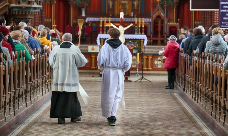 Polski kościół w liczbach. Mniej wiernych na mszach, spadła liczba księży i zawieranych małżeństw