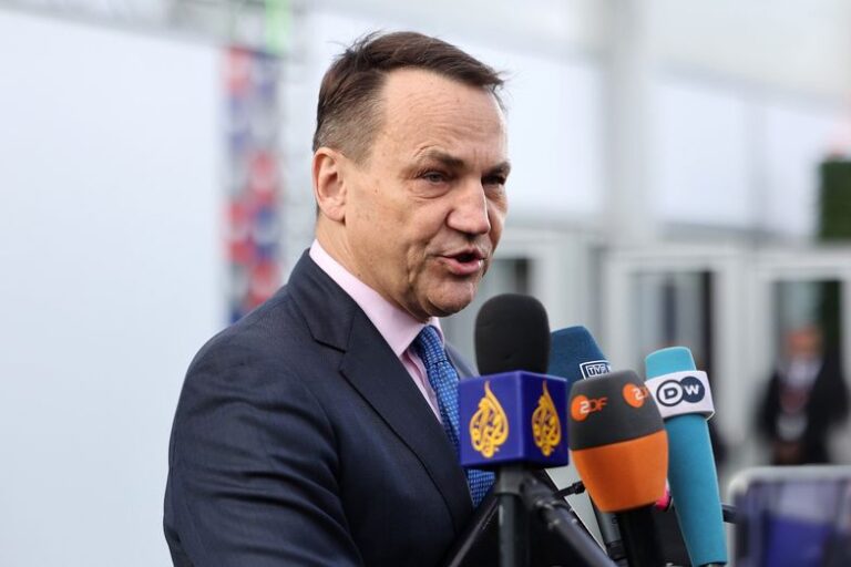 Sikorski: Rosja nie ma prawa
