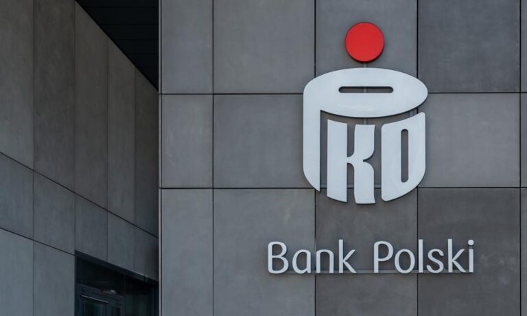 PKO Bank Polski obniża limity przelewów w aplikacji. Od maja 2025 r. kwoty zmniejszą się o połowę