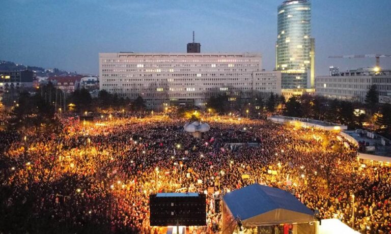 Wielki Protest W Bratyslawie Kilkadziesiat Tysiecy Protestujacych Przeciw Zblizeniu Slowacji Z Moskwa Fb1208d, NEWSFIN