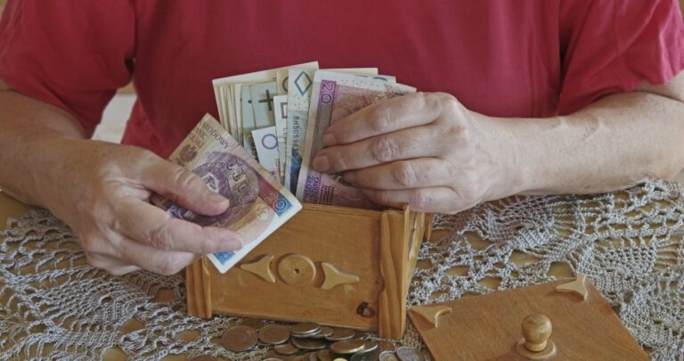 Jak obliczyć indeksację emerytury? Pomnóż ten wskaźnik przez jego kwotę