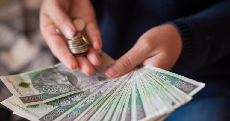 Prawie 900 zł więcej w rok. Nowe dane GUS o zarobkach Polaków