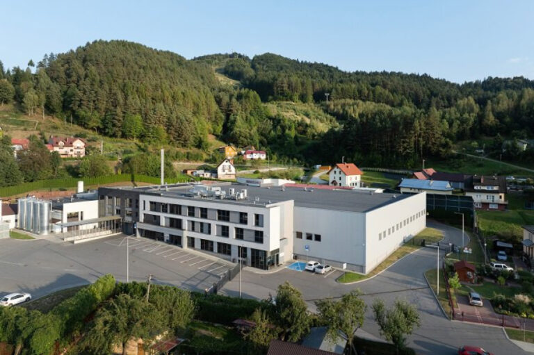 Architektura z naturą w tle – rozlewnia „Piwniczanka” i nowoczesne rozwiązania firmy WIŚNIOWSKI Architektura z naturą w tle – rozlewnia „Piwniczanka” i nowoczesne rozwiązania firmy WIŚNIOWSKI