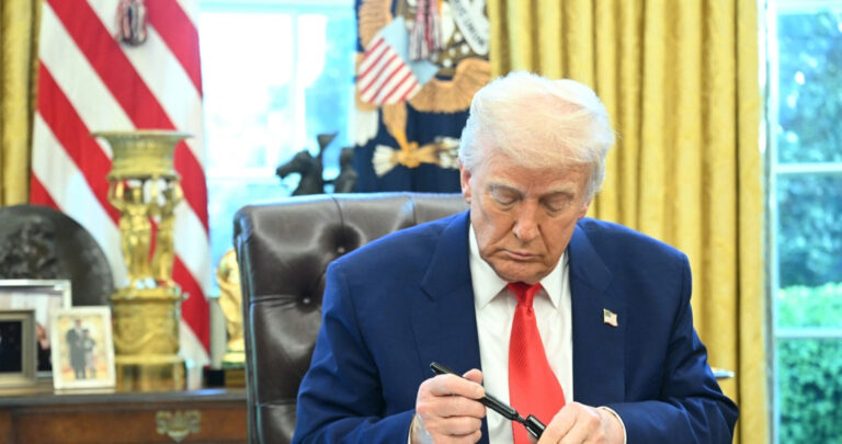 Trump podpisuje rozporządzenie wykonawcze dotyczące pryszniców, mówi o swoich „pięknych włosach”