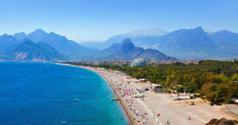 Atak Lwa W Manavgat Turcja Zwierz Biegao Midzy Hotelami F2b1e99, NEWSFIN