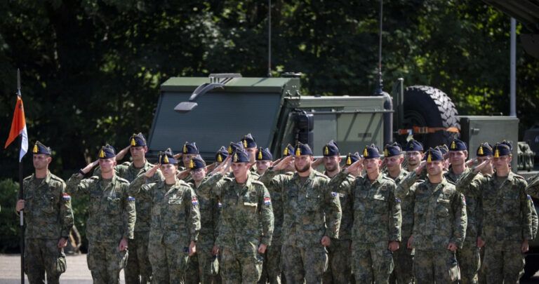 Chcą powiększyć armię prawie trzykrotnie. Już rozpoczęli kampanię rekrutacyjną w kraju. Chcą powiększyć armię prawie trzykrotnie. Już rozpoczęli kampanię rekrutacyjną w kraju.