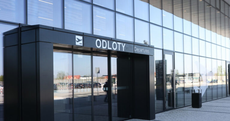 Radomskie lotnisko przynosi straty. Możliwe, że przejmie je wojsko