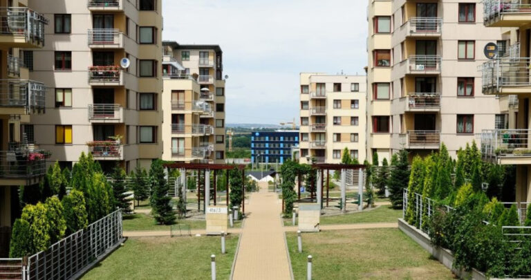 W tych dzielnicach ceny mieszkań spadają. To miasto wypada najlepiej